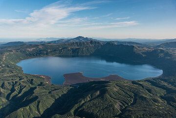 El lago caldera activo del volcán Akademia Nauk al sureste de Karymsky visto desde el helicóptero. (Photo: Tom Pfeiffer)