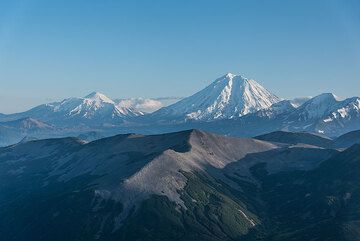 We approach the chain of Avachinsky and Koryaksky volcanoes. (Photo: Tom Pfeiffer)