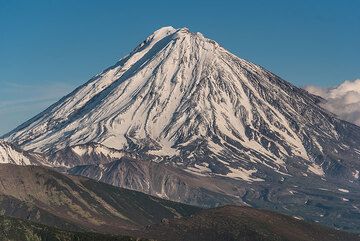 Volcan Koryaksky du sud-ouest. Grâce aux dernières pluies torrentielles, la couverture neigeuse s'est considérablement accrue. (Photo: Tom Pfeiffer)