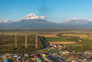 Koryaksky surplombant la plaine, aperçu peu avant d'atterrir à nouveau à l'héliport près de la ville d'Elizovo. (Photo: Tom Pfeiffer)