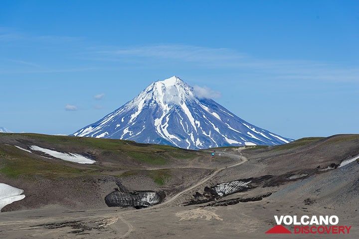 View back to Vilyuchik volcano and the road leading to Gorely (Photo: Tom Pfeiffer)