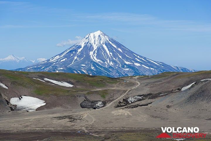 Vilyuchik volcano is always visible behind as we decide to climb Gorely in the afternoon. (Photo: Tom Pfeiffer)