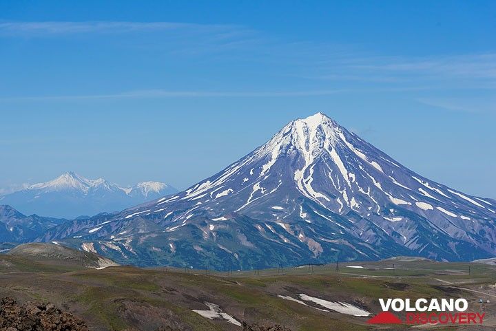 As one climbs, the views to the north towards Vilyuchik volcano become wider. (Photo: Tom Pfeiffer)