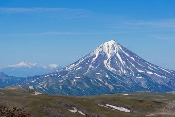 Je höher man steigt, desto breiter wird der Blick nach Norden zum Vulkan Vilyuchik. (Photo: Tom Pfeiffer)