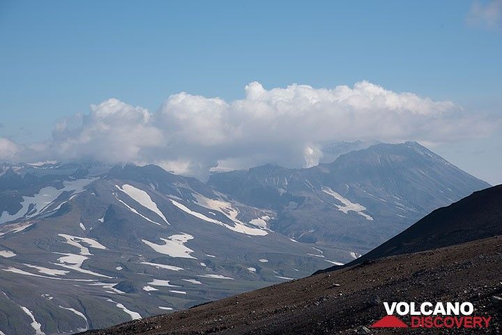 View towards neighboring Mutnovsky volcano, our destination for the coming day. (Photo: Tom Pfeiffer)