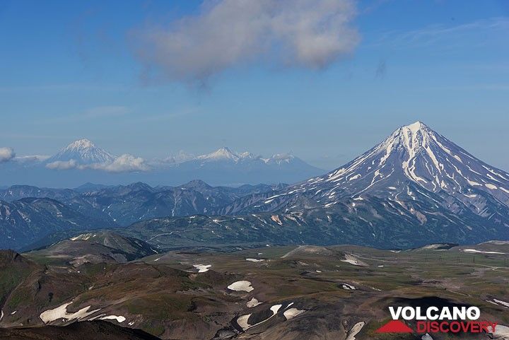The views become better and better: Vilyuchik volcano and Koryaksky and Avachinsky volcanoes in the background. (Photo: Tom Pfeiffer)