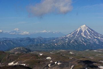 The views become better and better: Vilyuchik volcano and Koryaksky and Avachinsky volcanoes in the background. (Photo: Tom Pfeiffer)