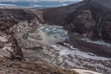 Autre vue du cratère central, qui semble très calme et froid. (Photo: Tom Pfeiffer)