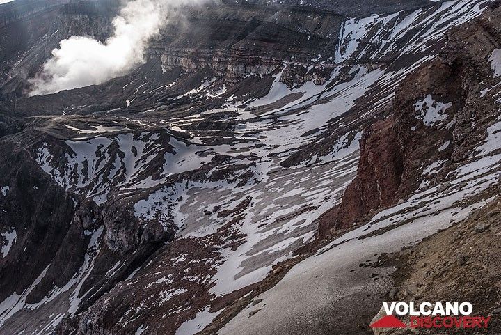 Patches of snow and ice on the inner crater walls. (Photo: Tom Pfeiffer)