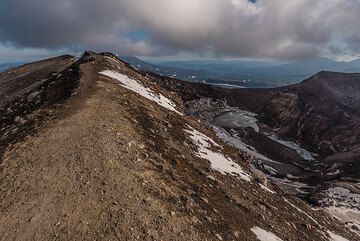 View back along the crater rim. (Photo: Tom Pfeiffer)