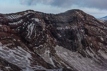 The crater walls made of layers of scorias from lava fountains and lava flows. (Photo: Tom Pfeiffer)