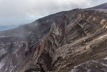 Group on the crater rim. (Photo: Tom Pfeiffer)