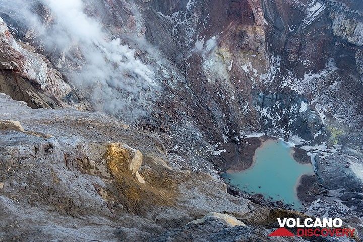 A very active field of fumaroles is located near the eastern shore of the lake. (Photo: Tom Pfeiffer)