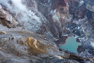 In der Nähe des Ostufers des Sees befindet sich ein sehr aktives Fumarolenfeld. (Photo: Tom Pfeiffer)