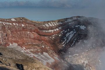 Red oxidized scoria layers in the crater rim of Gorely volcano, Kamchatka (Photo: Tom Pfeiffer)