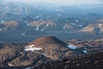 Ein Schlackenkegel an der Nordostflanke von Gorely. (Photo: Tom Pfeiffer)