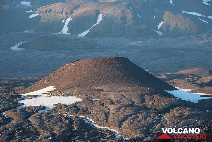 Cinder cone on the eastern flank of Gorely. (Photo: Tom Pfeiffer)