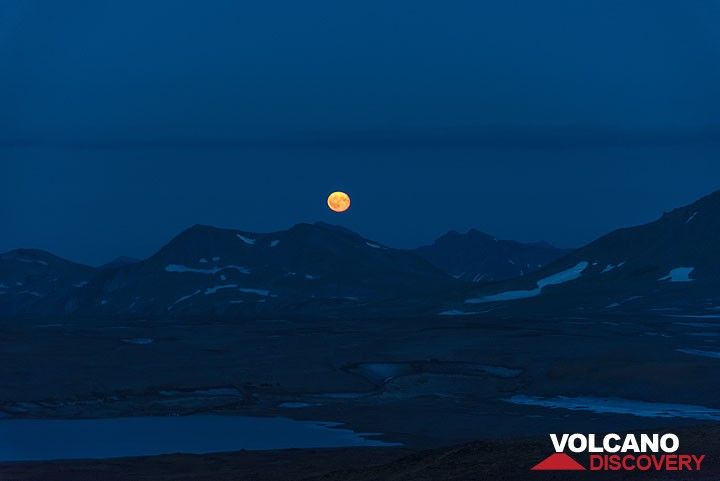 Moonrise over the mountain peaks of the southern plateau. (Photo: Tom Pfeiffer)