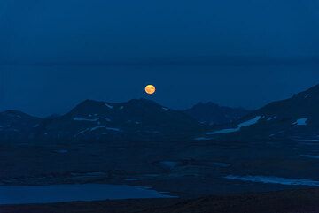 Lever de lune sur les sommets des montagnes du plateau sud. (Photo: Tom Pfeiffer)