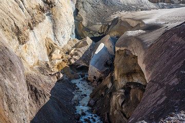 Zoom sur la coulée d'eau de fonte au pied du glacier. (Photo: Tom Pfeiffer)