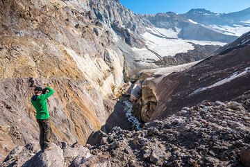 Da wir uns in der Nähe des zentralen Kraterbereichs befinden, fotografiert Markus von einem Aussichtspunkt aus. (Photo: Tom Pfeiffer)