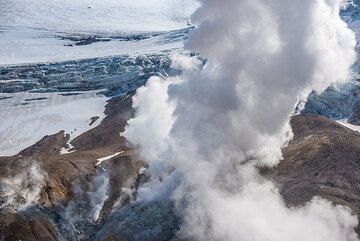 Dampfwolke und Gletscherspalten dahinter. (Photo: Tom Pfeiffer)