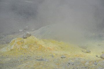 Aus einer mit Schwefel bedeckten Fumarole entweicht Gas. (Photo: Tom Pfeiffer)