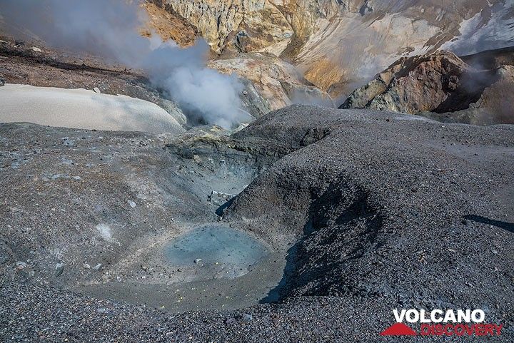 Des étangs de boue chaude se trouvent à de nombreux endroits dans la zone du cratère extraterrestre de Mutnovsky. (Photo: Tom Pfeiffer)