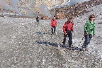 Sur notre chemin vers le cratère sud-ouest, nous devons passer une langue de glace provenant du glacier du cratère. (Photo: Tom Pfeiffer)