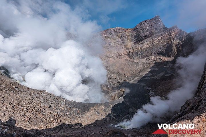Wide-angle view into the SW crater with the strongest fumarole emitting a dense steam plume. (Photo: Tom Pfeiffer)