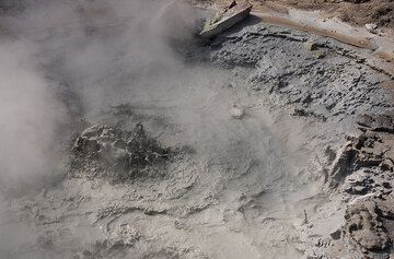 Une mare de boue vigoureusement bouillante. (Photo: Tom Pfeiffer)