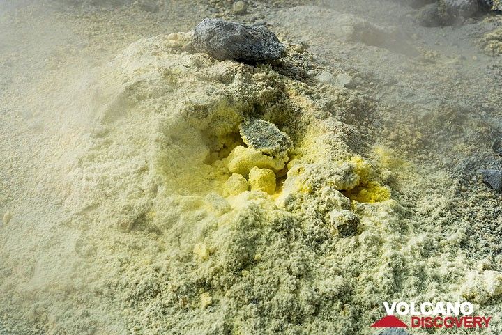 Elemental sulfur deposits form by sublimation around a fumarole. (Photo: Tom Pfeiffer)