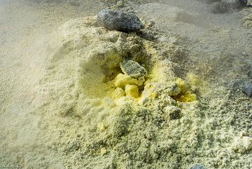 Des dépôts de soufre élémentaire se forment par sublimation autour d'une fumerolle. (Photo: Tom Pfeiffer)