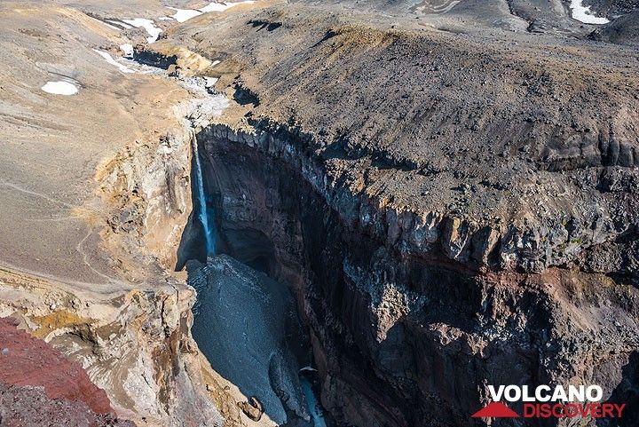 A deep canyon ("dangerous canyon") with vertical walls and a waterfall about 50 m tall is formed by the meltwater flow from the crater at the NW slopes of Mutnowsky. (Photo: Tom Pfeiffer)