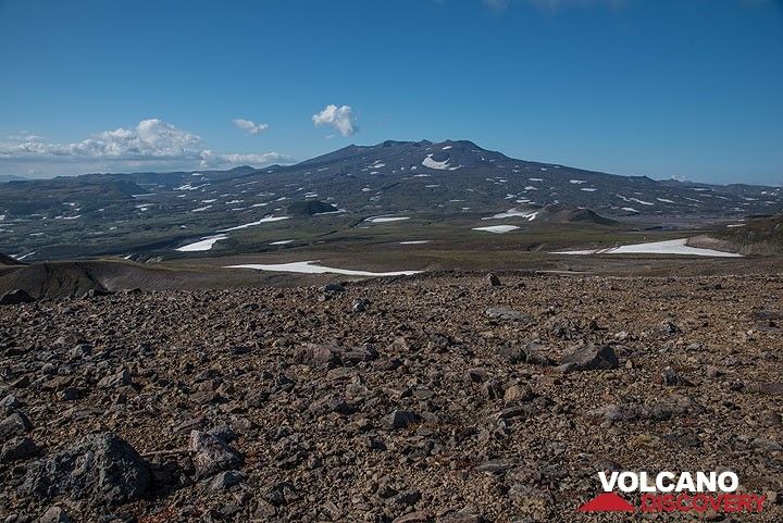 The flat shield volcano of Gorely seem from Mutnovsky. (Photo: Tom Pfeiffer)