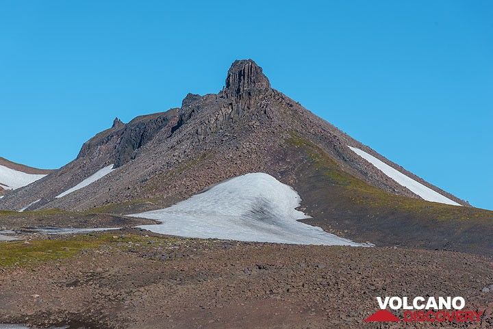 Ancienne digue volcanique érodée dans les contreforts de Mutnovsky. (Photo: Tom Pfeiffer)