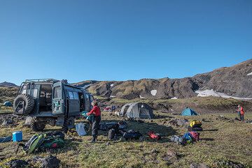 Démantèlement du camp dans la caldeira de Gorely. (Photo: Tom Pfeiffer)