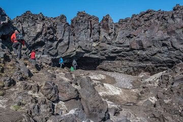 Une grande grotte de lave au pied de Gorely (Photo: Tom Pfeiffer)