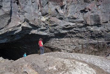 9 septembre : avant de retourner à Elizovo, nous explorons un tube de lave du volcan Gorely. (Photo: Tom Pfeiffer)