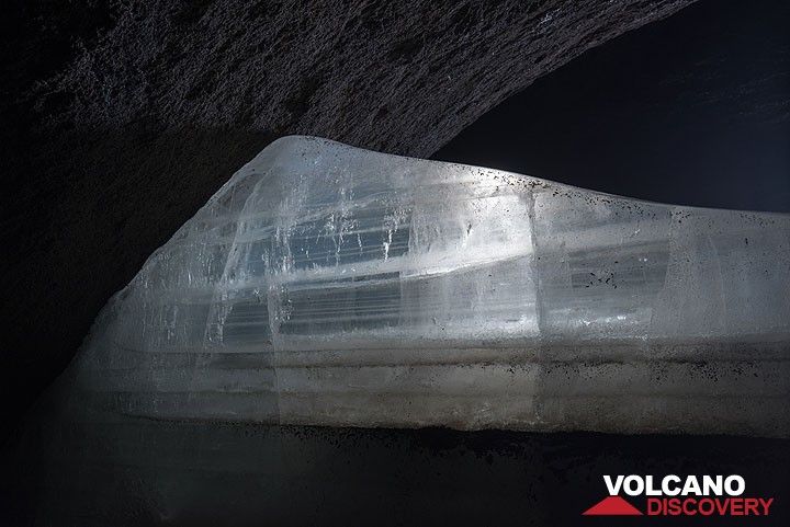 Ein kleiner Gletscher bedeckt Teile der 20 m breiten Röhre. (Photo: Tom Pfeiffer)