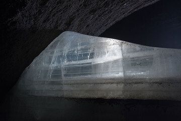 A small glacier occupies parts of the 20 m wide tube. (Photo: Tom Pfeiffer)