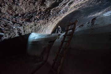 Eine Leiter ist bequem angebracht, um vom Gletscher der Röhre in die tieferen Teile hinabzusteigen. (Photo: Tom Pfeiffer)