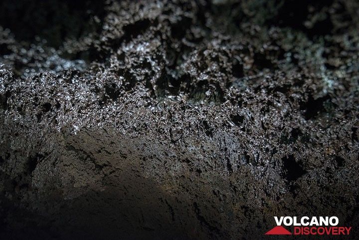 Small lava stalactites from molten glassy material cover the walls of the cave. (Photo: Tom Pfeiffer)