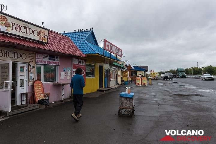 10 Sep: the exceptionally good weather from the past days is gone, but today is only a long transfer (500 km) to the north. Sokoch village on the road is a convenient stop for a coffee or snack. (Photo: Tom Pfeiffer)