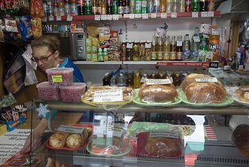 Lokale Köstlichkeiten werden in einem der vielen kleinen Geschäfte angeboten. (Photo: Tom Pfeiffer)