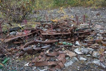 Rusted waste somewhere along the long road to Kozyrevsk. (Photo: Tom Pfeiffer)