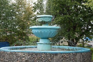 A small fountain near the center of the town waits for visitors. (Photo: Tom Pfeiffer)