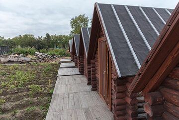 Finally, we've arrived in the guesthouse in the Siberian village of Kozyrevsk. It is very comfortable here, with a Banya to warm up and wooden cabins. (Photo: Tom Pfeiffer)