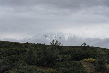 The massive northern flank of Tolbachik volcano briefly comes into sight from our position at Stolik hut. (Photo: Tom Pfeiffer)