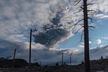 13. September: Am Morgen kommt es zu einer großen Explosion, die eine gewaltige Aschesäule erzeugt, die sich 7–8 km über die Kuppel erhebt. Leider bleibt die Kuppel selbst weiterhin von Wolken bedeckt. (Photo: Tom Pfeiffer)